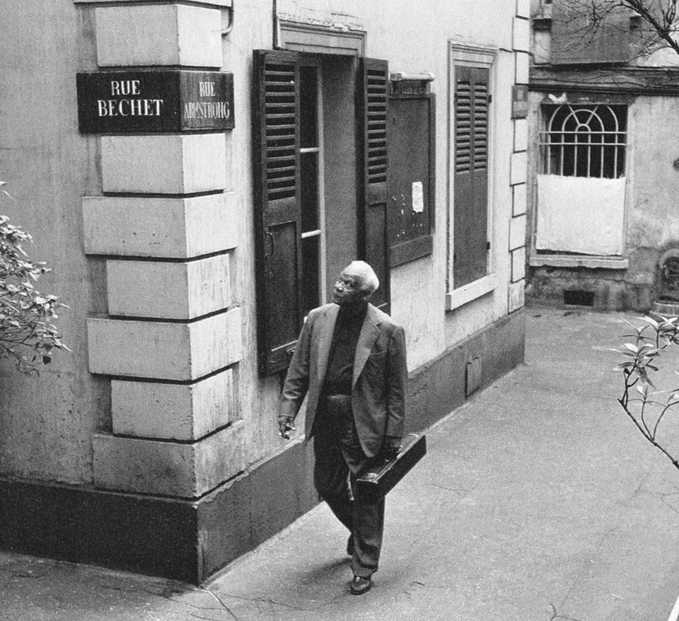 Sidney Bechet looks at a street corner in Paris that two blocks are named after him and Louis Armstrong. (1957)
bit.ly/3brEbmA
#jazz #SidneyBechet #jazzlegend #jazzhistory