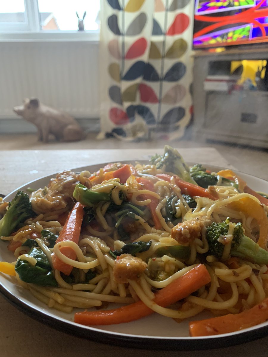 jennyrbell's tweet photo. @thismorning Hi Holly and Phil I’ve started making meals to match my furniture and I thought this stir fry matched my curtains perfectly 😂 https://t.co/V6y6beWpbX
