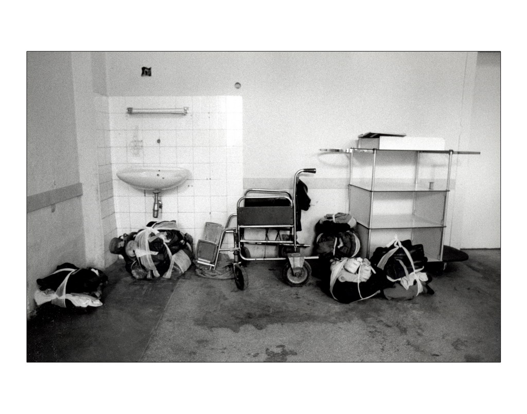 FORGOTTEN STUFF. The belongings of the dead and wounded are arranged in a cold hospital hall waiting for the relatives´arrival. If bombing is intense, several days Will pass by before the family collects the victim´s belongins  @perezreverte  @jordievole  @slyon  @EFM1959  @galtares