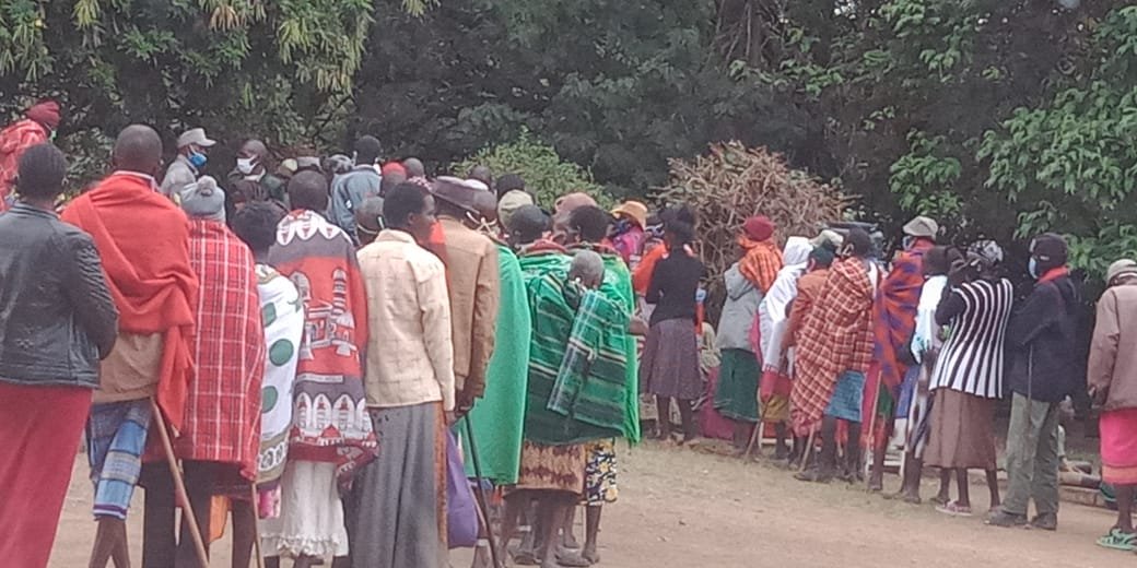 SamburuPro's tweet photo. @KCBGroup we understand that this was the situation at your Maralal Branch with regards to the Inua Jamii Cash Transfer! This is irresponsible and not following Govt guidelines on COVID-19! Please act! @TLeremore @Lesuuda @SenLelegwe @lenaiyara @AloisSaruni @LetiwaPaul @MOH_Kenya https://t.co/ZicTQHEcZx