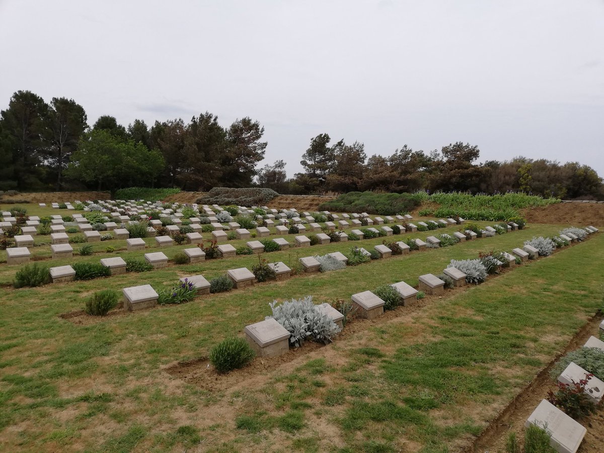 Umit_Kygz's tweet photo. @CWGC #Hill10 Cemetery #SuvlaTeam #AnzacDay2020 @bnbgundogan @Bennett22David https://t.co/hNVUK7bQP5