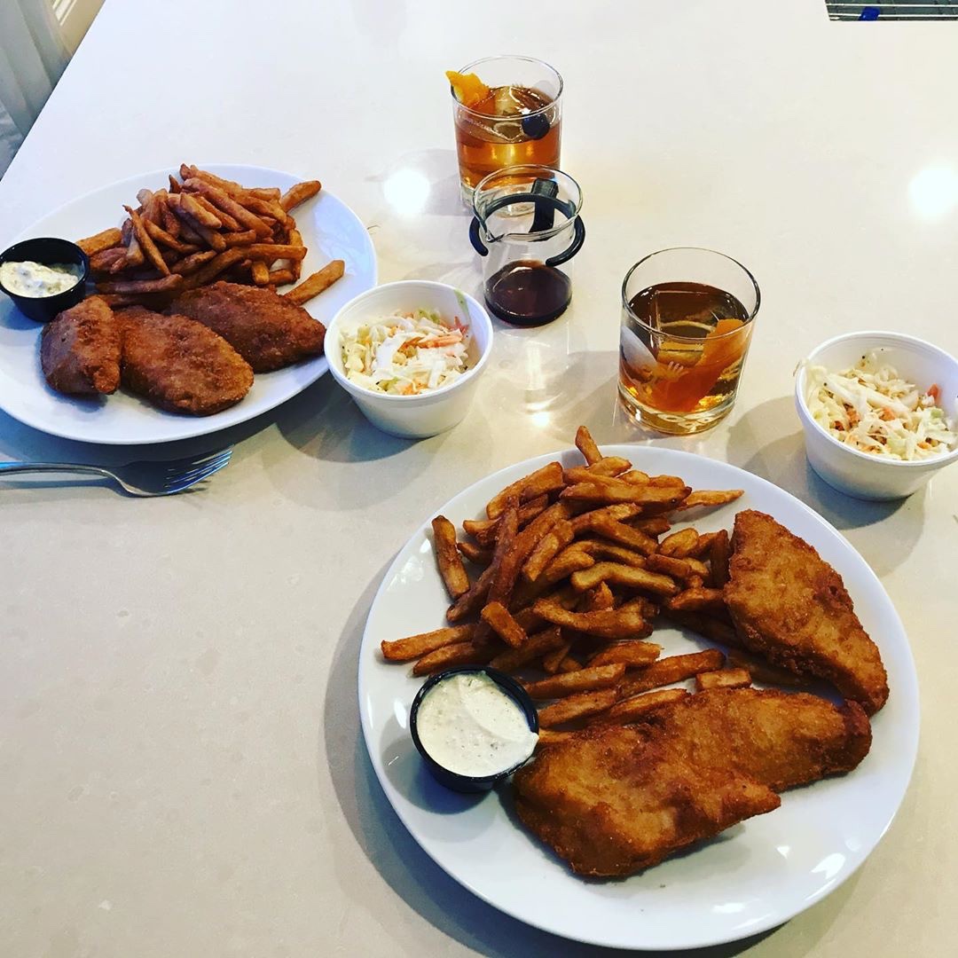 Our #craftncrew old fashioned kit comes with a Full bottle of Craft and Crew single barrel Knob Creek 120 proof. Brown sugar simple syrup &amp; cherry bark vanilla bitters. Filthy cherries, orange, and large cocktail cubes. Makes 12 cocktails. CARRY-OUT ONLY 
📸@notkrissandra 🥃🥃