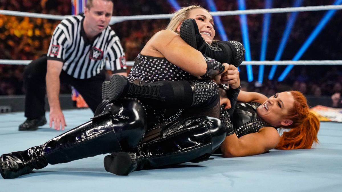 • Becky Lynch vs. Natalya / Summerslam Becky propose à nouveau un très bon match où elle met en avant son adversaire (encore) dans une confrontation brutale et crédible. C’est le meilleur match de Natalya et la foule était investie dans le match.