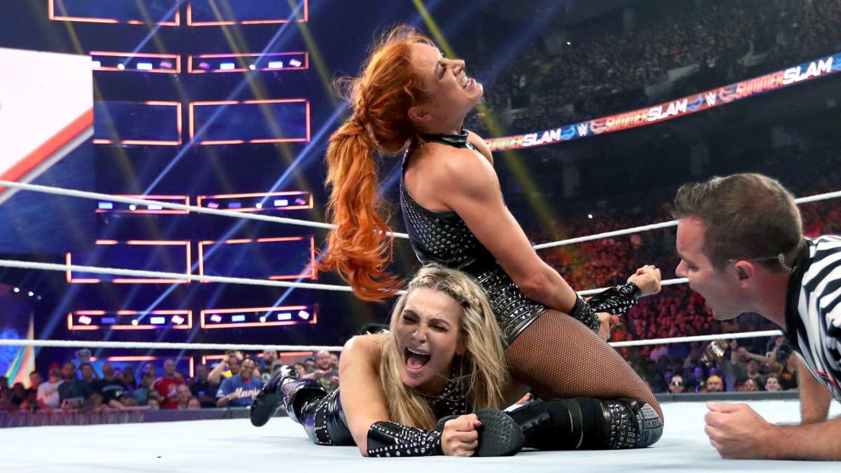 • Becky Lynch vs. Natalya / Summerslam Becky propose à nouveau un très bon match où elle met en avant son adversaire (encore) dans une confrontation brutale et crédible. C’est le meilleur match de Natalya et la foule était investie dans le match.