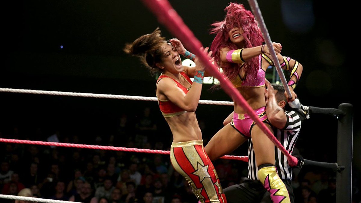 Bayley vs. Sasha Banks / NXT TakeOver RESPECT.Mon match préféré, un IronWoman intense et émouvant magistralement bien mené par Sasha Banks qui offre son dernier match à NXT. Et quel match. Bayley suit elle aussi très bien la partition.