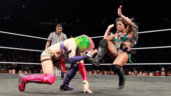 • Asuka vs. Ember Moon / NXT TakeOver Brooklyn IIILe meilleur match de la carrière d’Ember et d’Asuka. Un match concret et compétitif avec une bonne psychologie et des performances très solides. Leur alchimie est incontestable.