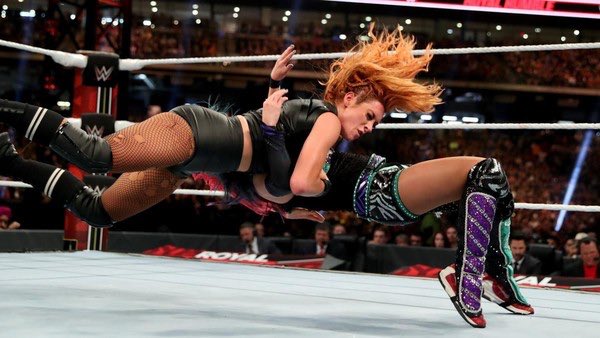 • Asuka vs. Becky Lynch / Royal Rumble.Becky a fait un travail excellent pour vendre Asuka comme son cauchemar, comme un monstre. C’est un match intense qui clôt une rivalité parfaite entre deux grandes lutteuses. Becky championne mérite bien plus de reconnaissance.