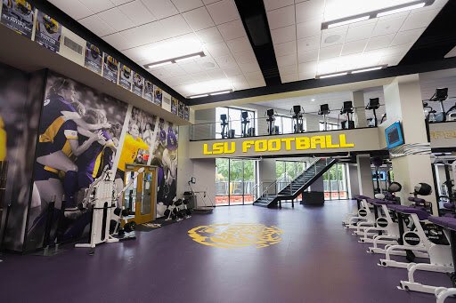 _dloading_'s tweet photo. Had a great time at my visit to @LSUfootball, had to rock 7 for my pictures 🔥💯 only way to go at LSU, shoutout @247ncaa14 for letting me visit 🔥 #GeauxTigers #2020NationalChamps https://t.co/D54DXws9xX