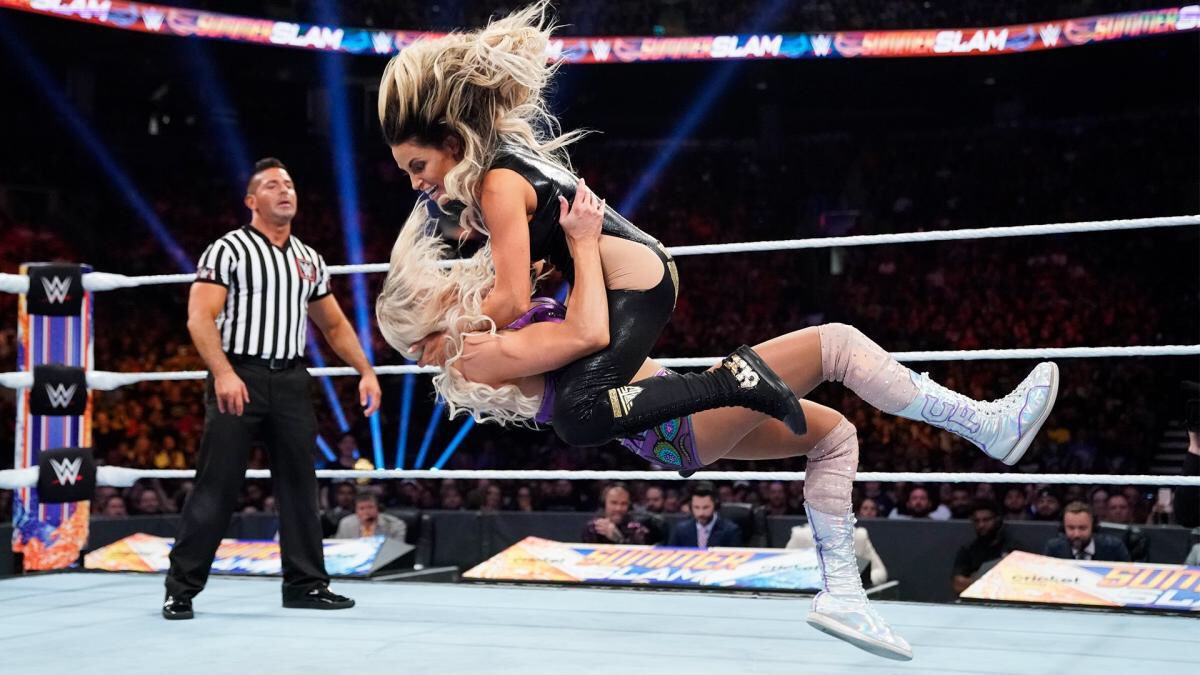 • Charlotte Flair vs. Trish Stratus / Summerslam Très bon match dans lequel charlotte met en avant une Trish qui offre sa meilleure prestation. C’est un beau passage de flambeau qui est malheureusement trop passé inaperçu.