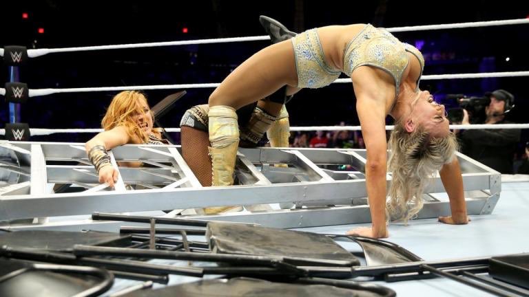 • Becky Lynch vs. Charlotte Flair / EVOLUTION Tout le monde connaît ce match, c’est devenu un classique et c’est amplement mérité vu la guerre proposée par ces deux excellentes lutteuses.