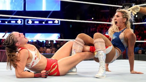 • Charlotte Flair vs. Ronda Rousey / Survivor Series Le match féminin le plus physique de la WWE qui a ressuscité Charlotte Flair. C’est un match incroyable et intense qui prouve à quel point Rousey était un apport à la division féminine, sa prestation est parfaite.