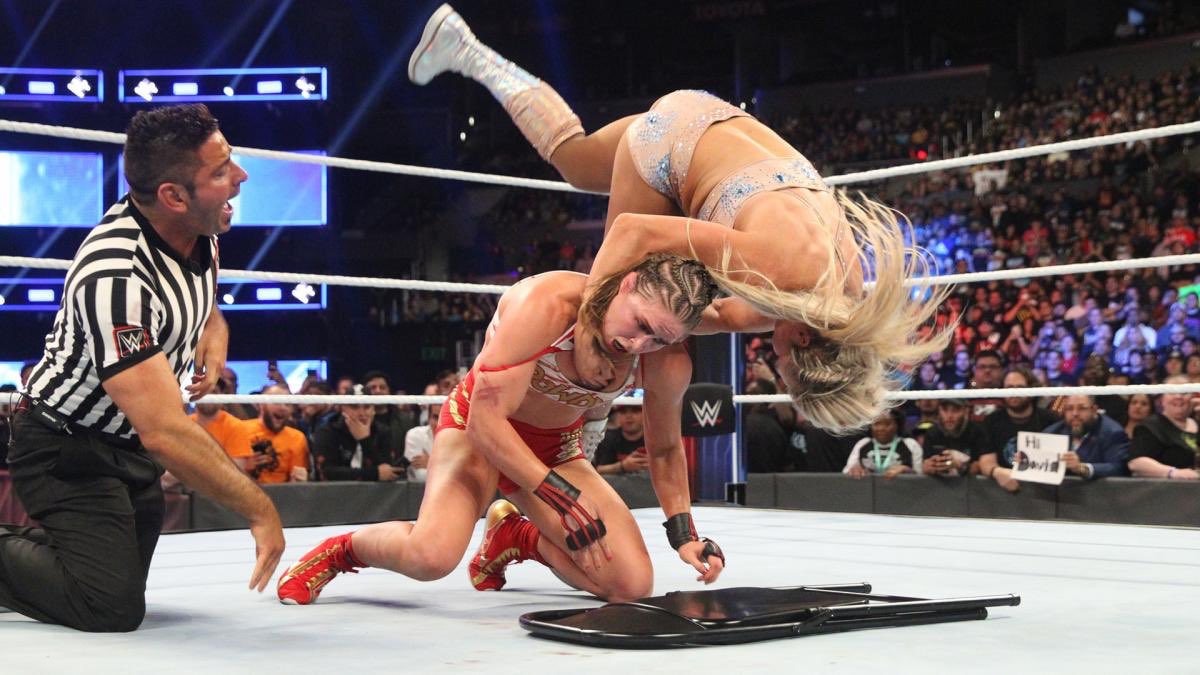 • Charlotte Flair vs. Ronda Rousey / Survivor Series Le match féminin le plus physique de la WWE qui a ressuscité Charlotte Flair. C’est un match incroyable et intense qui prouve à quel point Rousey était un apport à la division féminine, sa prestation est parfaite.