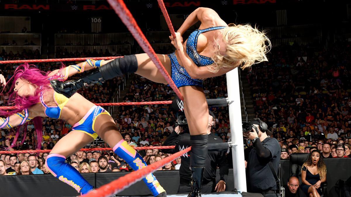 • Charlotte Flair vs. Sasha Banks / RAWUn gros match de championnat dans le premier RAW après la draft de 2016 qui a vu le sacre très attendu de Sasha Banks. Et c’est aussi le premier jet de la meilleure rivalité féminine de l’histoire de la compagnie.