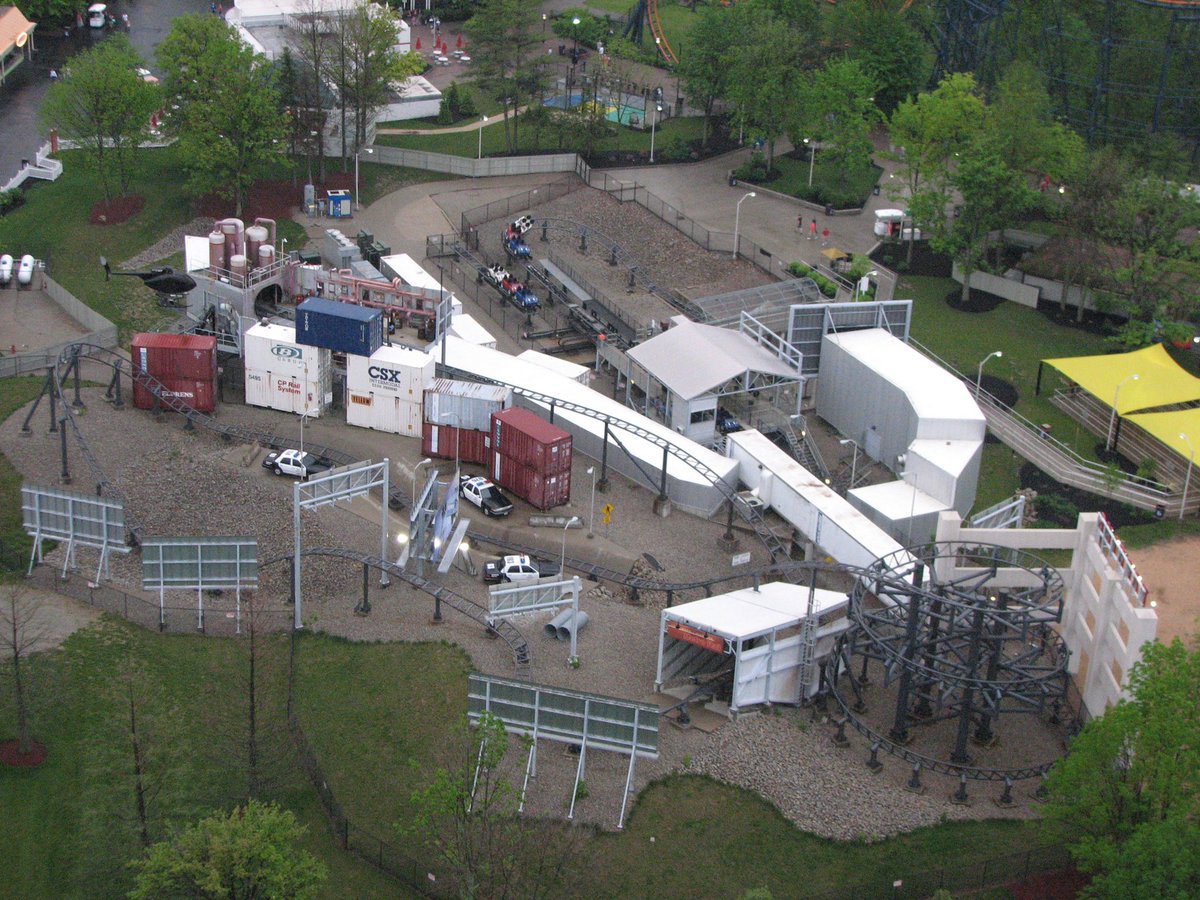 backlot stunt coaster (2005-present) is a premier rides family launched coaster. the lap bars are BRICKS thoooo