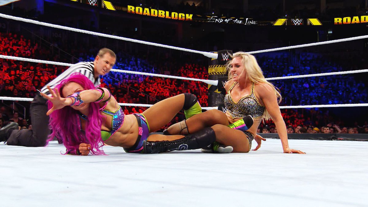• Charlotte Flair vs. Sasha Banks / Roadblock Un match symboliquement très puissant dans son storytelling et dans son background. Le match de la consécration pour Charlotte, et de la disgrâce pour Sasha. C’est aussi triste que fascinant, mais c’est excellent.