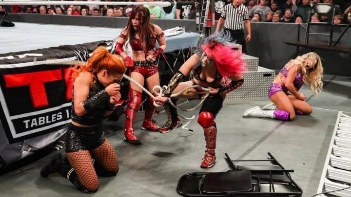 • Becky et Charlotte vs. The Kabuki Warriors / TLC.Un TLC original et intense malgré le fait que Kairi se blesse pendant ce dernier. Elle reste la MVP du match en continuant à se battre malgré la commotion. C’est un très bon combat qui a crédibilisé les titres tag.