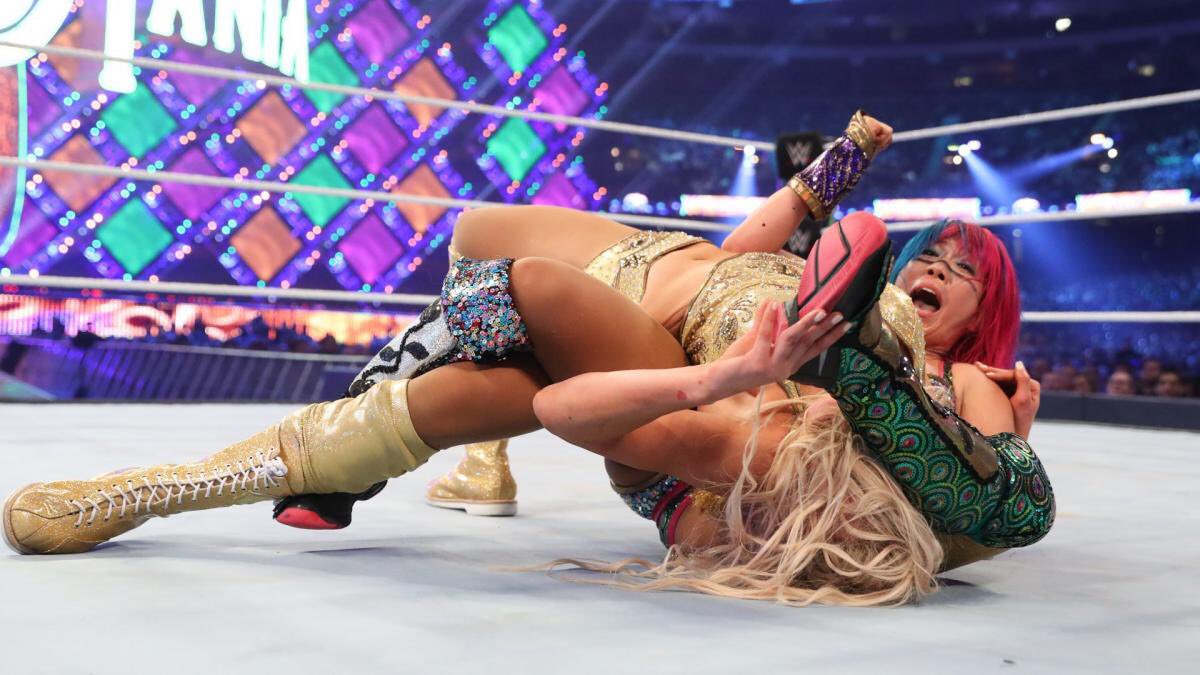 • Asuka vs. Charlotte Flair / Wrestlemania 34Une affiche attendue et espérée entre les deux plus grandes lutteuses du moment. Asuka et Charlotte donnent un top match et une célébration touchante qui fait de ce duel un classique pour leur deux carrières.