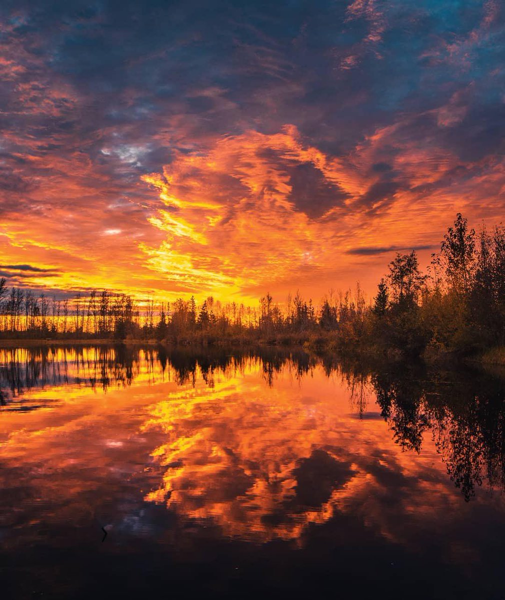 gorgeous_pix's tweet photo. Sunset burns over Reflections lake in Alaska  OC. From u/takebreaks on Reddit #sunsetburns #reflectionslake #alaskaoc https://t.co/9HJ2rUD8ko