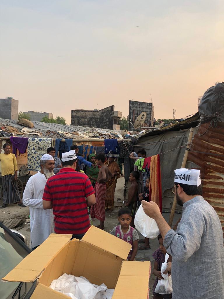 Team of  @iftar4All distributed iftar at Barula,  #noida The settlement was burnt down completely in fire last and they were helped by the team members in individual capacity and by Khalsa Aid  #AboutLastYear