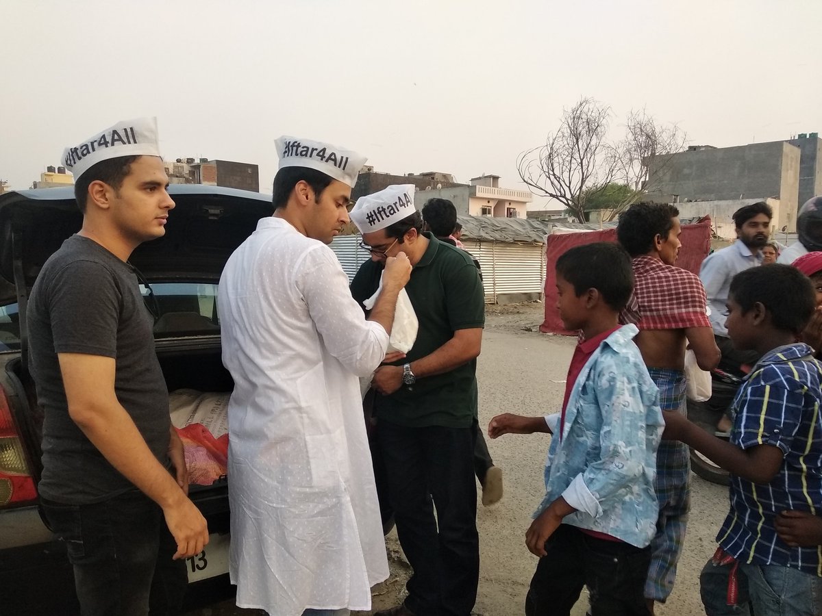 Team of  @iftar4All distributed iftar at Barula,  #noida The settlement was burnt down completely in fire last and they were helped by the team members in individual capacity and by Khalsa Aid  #AboutLastYear