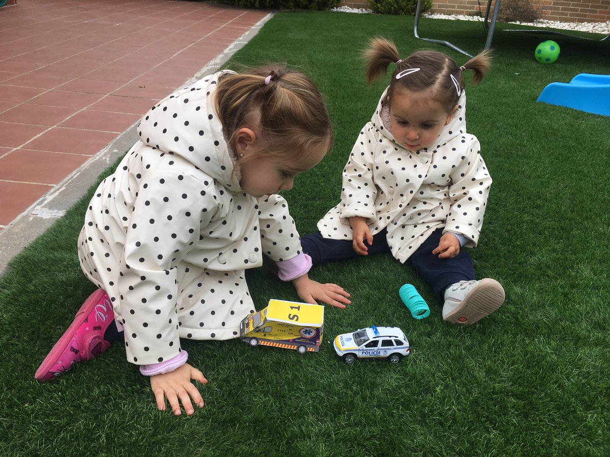 raqmateo's tweet photo. Gracias @AytoVDLCanada, #PoliciaLocal, #EmergenciasSanitarias por hacer felices a los más peques https://t.co/59ji7qGn9N