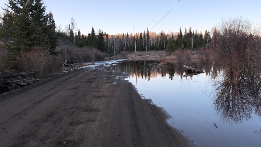 fessicaa's tweet photo. @100Mile It kills me because there’s flooding right at Watch creek. The roads been taken over and everything LOL and everyone’s like omggg kAzOo 🥴 https://t.co/olsiefRS06
