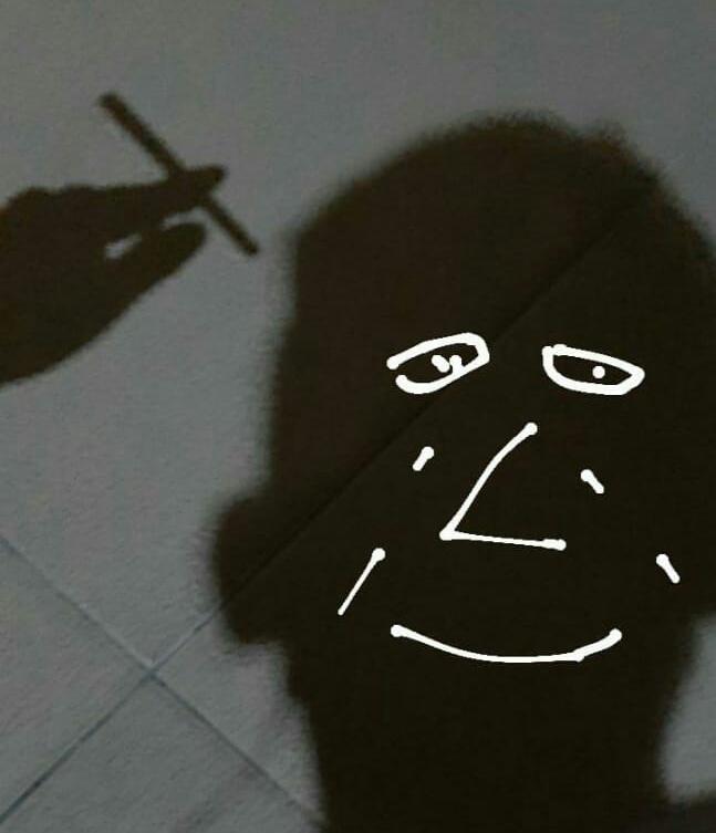 Tadi siang sangat panas. Malam ini tanpa angin berhembus, langit gelap kadang germelap sejenak terkena kilatan petir. Hujan belum turun, tetapi sudah ada yang basah, yang pasti bukan tanah.
Ngomong lagi nangis wae kok ruwet git silit.