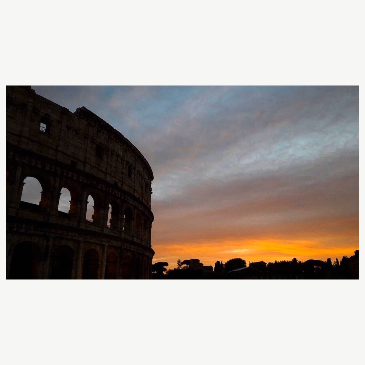 Gluroadit's tweet photo. “Quanto sei bella #roma quann'è er tramonto, quando l'arancia rosseggia ancora sui sette colli e le finestre so' tanti occhi che te sembrano dì: quanto sei bella.”
Torneremo a passeggiare tra le tue vie e a prenderci per mano tra tanta bellezza. @Roma #natalediroma2020 #COVID19 https://t.co/xSnLR4zUfI