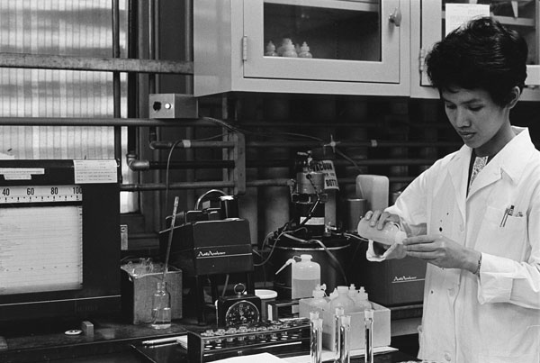 One last  #LabWeek tweet today! An unidentified lab technician in the Johns Hopkins Hospital chemistry lab, 1967. Photo by Richard Linfield.