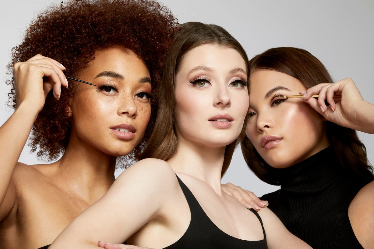 velour_beauty's tweet photo. Today is THE day, we just launched the newest addition to the Velour Fam, the Lash &amp; Go. 

Shop now online @velourbeautyofficial and @sephora, or click the link in our bio. 🖤

#VelourBeauty #LashAndGo https://t.co/rIhclewMwv