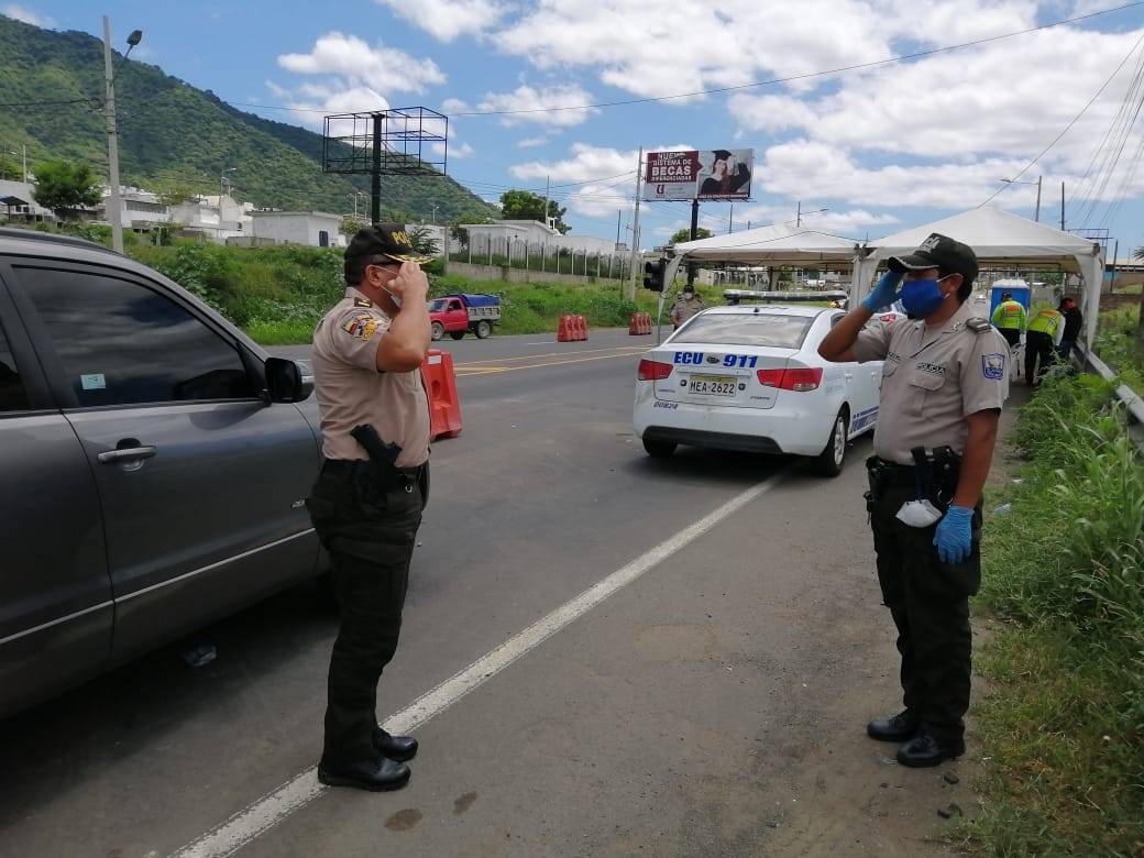 PoliciaEcuador's tweet photo. En el #DistManta de la #Zona4, el #CrnlPabloNaranjo realizó un recorrido de control en todos los #CheckPoint ubicados en esta ciudad, motivando y felicitando al personal policial por el trabajo efectuado, en favor de la comunidad.

#TrabajamosPorTuSeguridad 
#QuédateEnCasa https://t.co/sjGrV95UTE