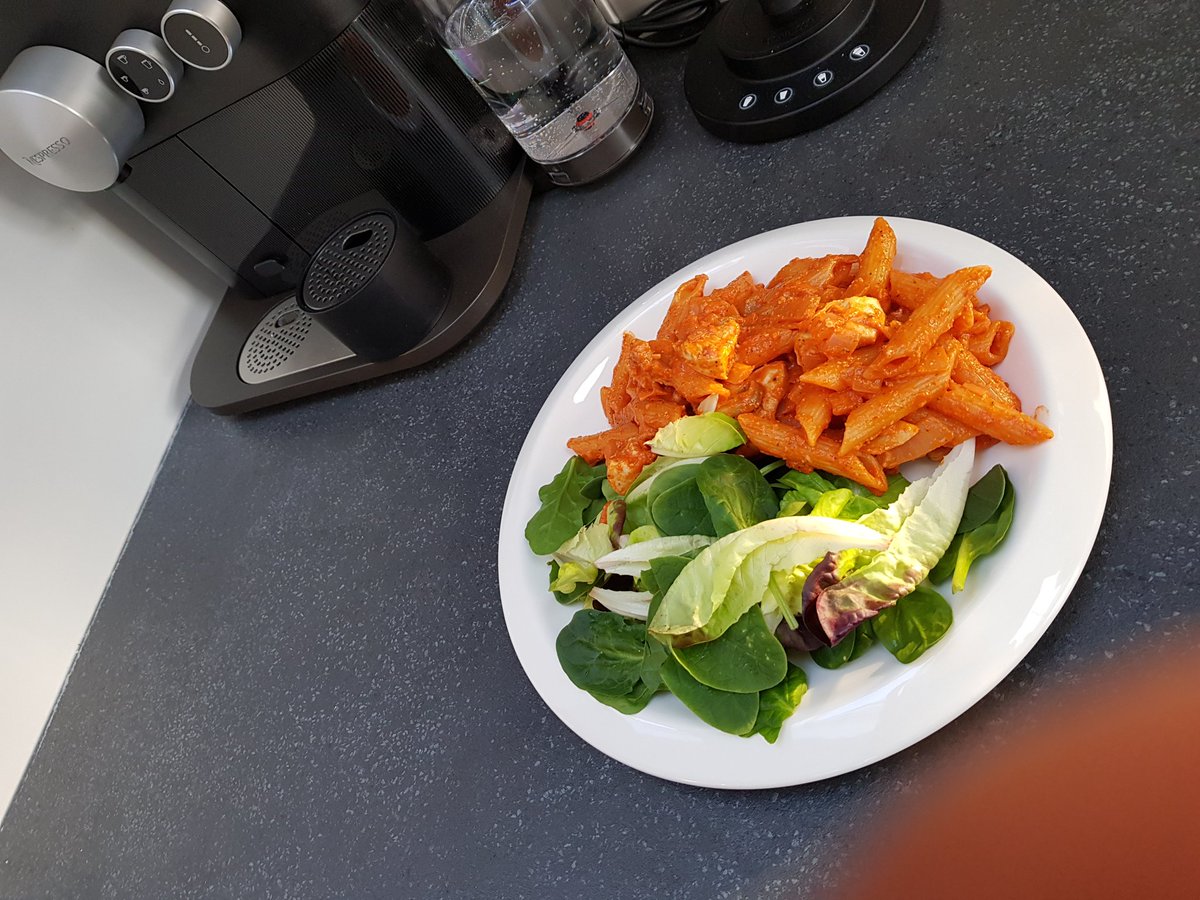 kirst78anderson's tweet photo. Not only is he getting the nation's kids fit in the morning, but he also gives you a bangin' recipe for dinner - red pepper pesto chicken pasta .. Joe Wicks, I love you man!! Kxx
#lucybee #midgettrees
@thebodycoach https://t.co/Q4YX3ceD6h