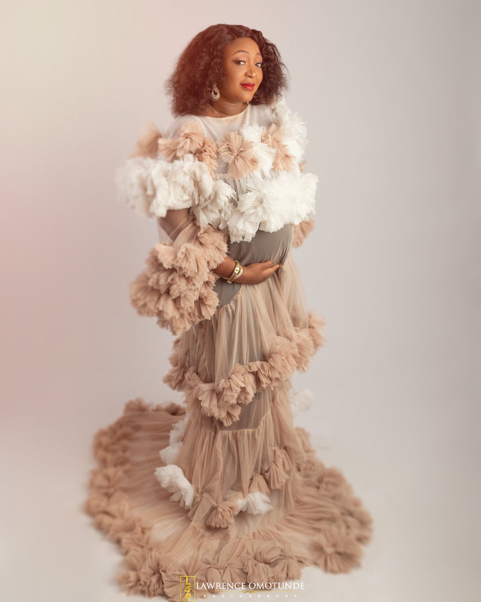 omotundegbenga's tweet photo. Making the decision to have a baby is momentous. It is to decide forever to have your heart go walking around outside your body. 
MUA @ritarosebeauty 
Photography @LopStudiosNG 
Costume @hajjewels_houseofstyle 
#materniy #maternityshoot  #LawrenceOmotundePhotography #lopstudios https://t.co/ikEFmNDvJo