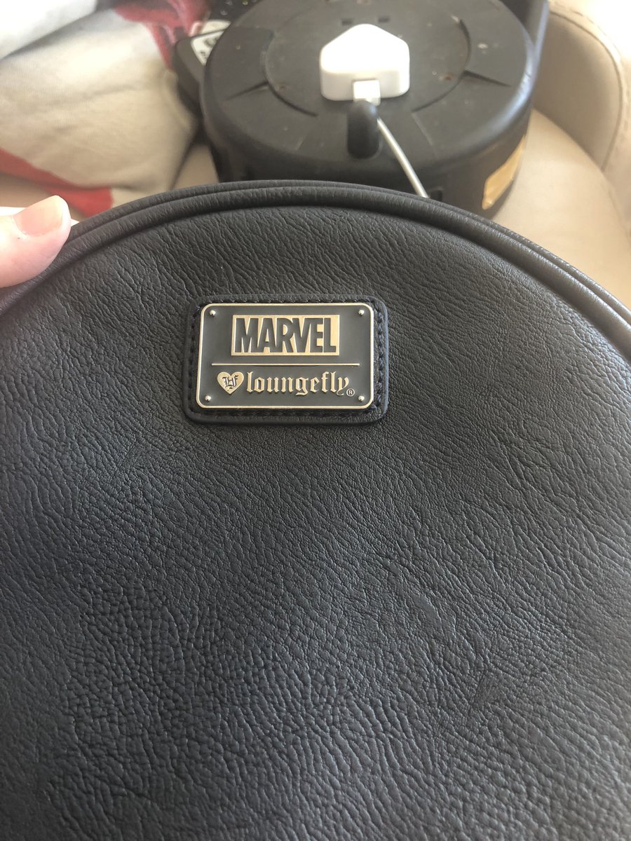 CEvansTrumpetNV's tweet photo. Arghdjcbcjxh look what just arrived I’m so In love with 😍😍😍😍 #MCU #Cap #capsShield 💙💙 https://t.co/BcVssrzRwe