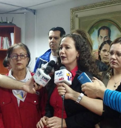 #DandoYDando 📞🎙 Jefa de la @ZonaEducTachira <a href="/charlychaves/">Charly Rojas Chaves</a>: En los puntos de Atención Social Integral en la frontera tenemos un equipo multidisciplinario que los atiende. El equipo en el estado Táchira brinda la mejor atención a los venezolanos que regresan a su Patria.