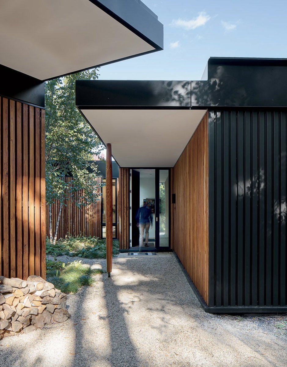 ChicagoMag's tweet photo. Nestled in the ravines of Highland Park, this 3,850-square-foot home is wrapped in nine-foot-tall glass panes and black corrugated metal to contrast with the hues of its pastoral setting. https://t.co/yveevUNut2 https://t.co/3oqb3mnCa1