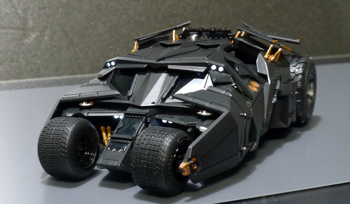 勝仁郎 1 43のバットモービルのタンブラー 前輪左右可動にサスペンションあり あとライトがledで発光 いやぁ めちゃくちゃカッコいいですよね Maize Batmobile バットモービル タンブラー
