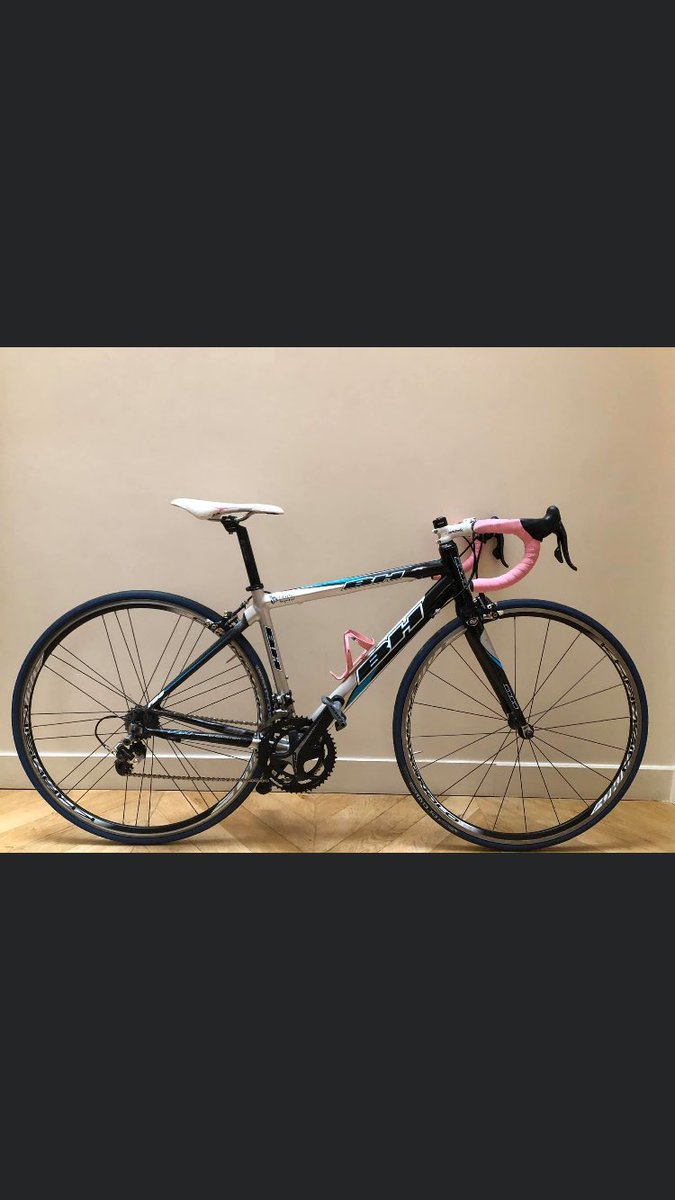 mompontet's tweet image. Ma nièce L.  a 25 ans. Sans  compter sa fatigue, elle travaille à l’hôpital Sainte-Anne à Paris dans ces temps de crise. Et je voudrais dire au bâtard qui cette nuit a volé son vélo dans l’enceinte de l’hôpital qu’il n’est qu’1 merde. Et si vous apercevez ce vélo… RT thanks