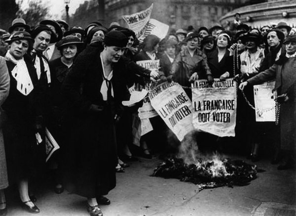 1)c’est le résultat d’un long long long combat mené par les féministes contre le vote « unisexuel », qui a commencé sous la Révolution fr et qui a duré jusqu'en 1944!!!