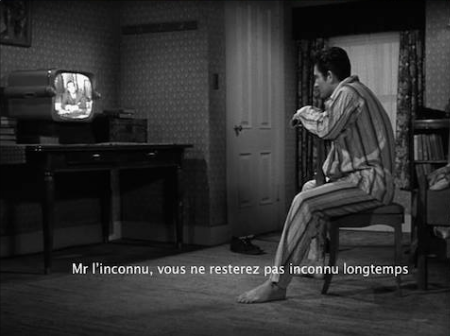 Pour autant, Simon ne va rien lâcher de ses ambitions fictionnelles, au point de lancer Jimmy et Lester dans un arc narratif hallucinant de bidonnage d& #39;enquête, indignes des 2 cadors, mais au fumet pervers digne de Fritz Lang, comme dans LA 5E VICTIME ou L& #39;INVRAISEMBLABLE VÉRITÉ