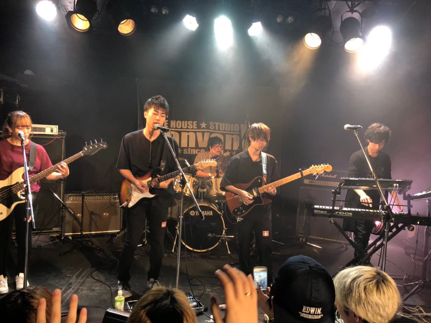 金沢工業大学フォークソング同好会 また Pop Az カレッジサミットといったイベントもあります これらは他大学も含め 各軽音団体の代表バンドが集まり ライブハウスで演奏をします 上手いバンドを間近で見て モチベーションも上がります Pop Azでは