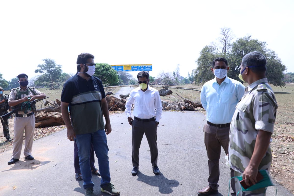 JashpurDist's tweet photo. महुआ से सेनेटाइजर बनाने वाला पहला जिला @JashpurN 
वनोपज से ग्रामीण स्तर पर देशी तकनीक से विकसित किया सेनेटाइजर
बार्डर पर तैनात जवानों को वितरित किया सेनेटाइजर
जिला प्रशासन और युवा वैज्ञानिक समर्थ जैन का संयुक्त प्रयास @NileshKumar_IAS https://t.co/W3fl83H42o