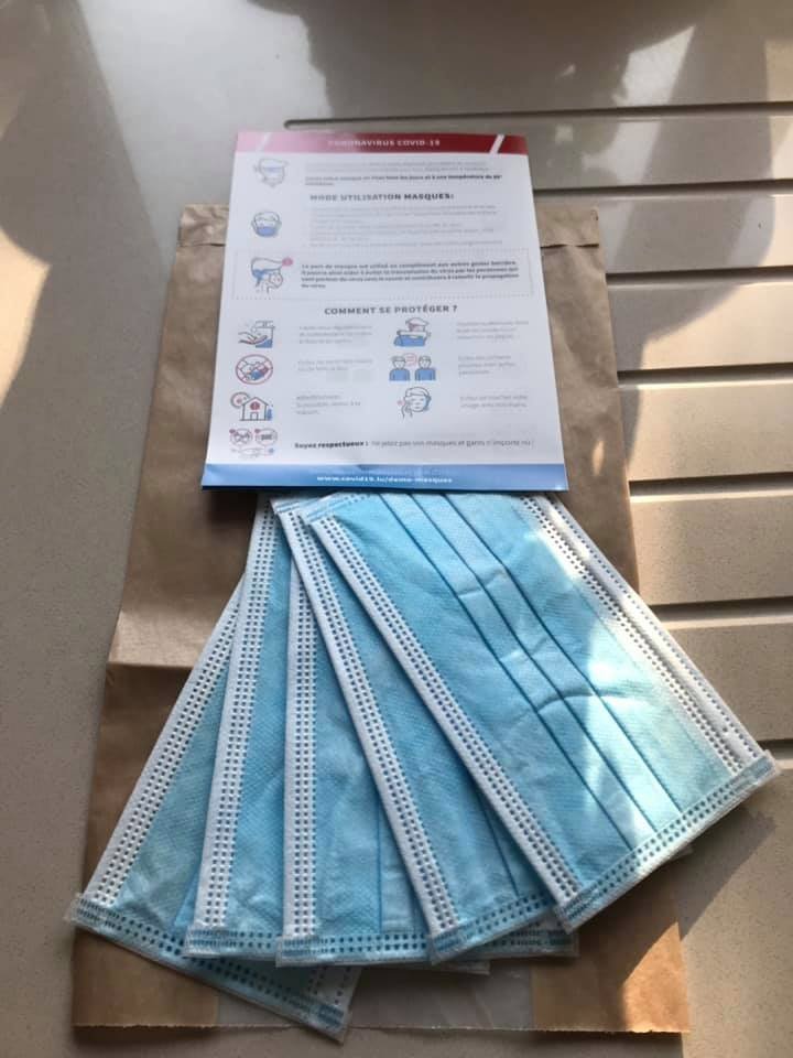 LMettrie's tweet photo. Masques délivrés gratuitement dans chaque foyer luxembourgeois moins d‘une semaine après la décision du gouvernement luxembourgeois, voilà les miens (5 par personne) ! Difficile de comprendre pourquoi il faudra plus d‘un mois pour la France pour faire de même ! https://t.co/FnwAlNjEiE