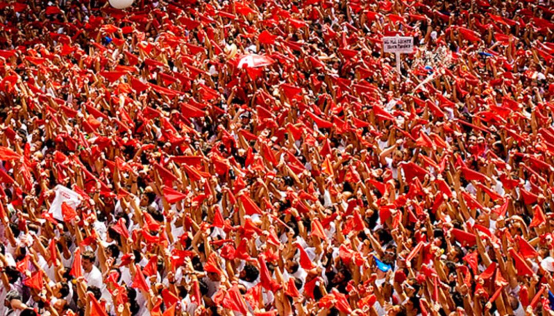 SanFermin's tweet photo. Pamploneses y pamplonesas, echaré  mi capotico para que nos ayude en este 2020. ¡Nos vemos en 2021! #YaFaltaMenos #Sanfermines2020 #COVID19 #Pamplona https://t.co/NEQXQQTim4