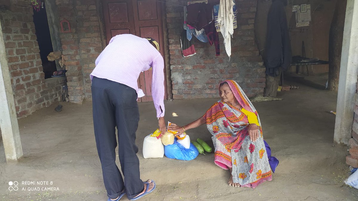 सेवा ही परमो धर्मः || 
 
वैश्विक महामारी COVID-19 के चलते लॉकडाउन जैसी विषम परिस्थिति में की #SantShriAsharamjiBapu की प्रेरणा से श्री योग वेदांत सेवा समिति नवसारी व कुंभार फलिया (गुजरात) द्वारा निराधार व जरुरतमंद परिवारों को जीवनोपयोगी वस्तुओं का वितरण किया गया

#CoronaWarriors