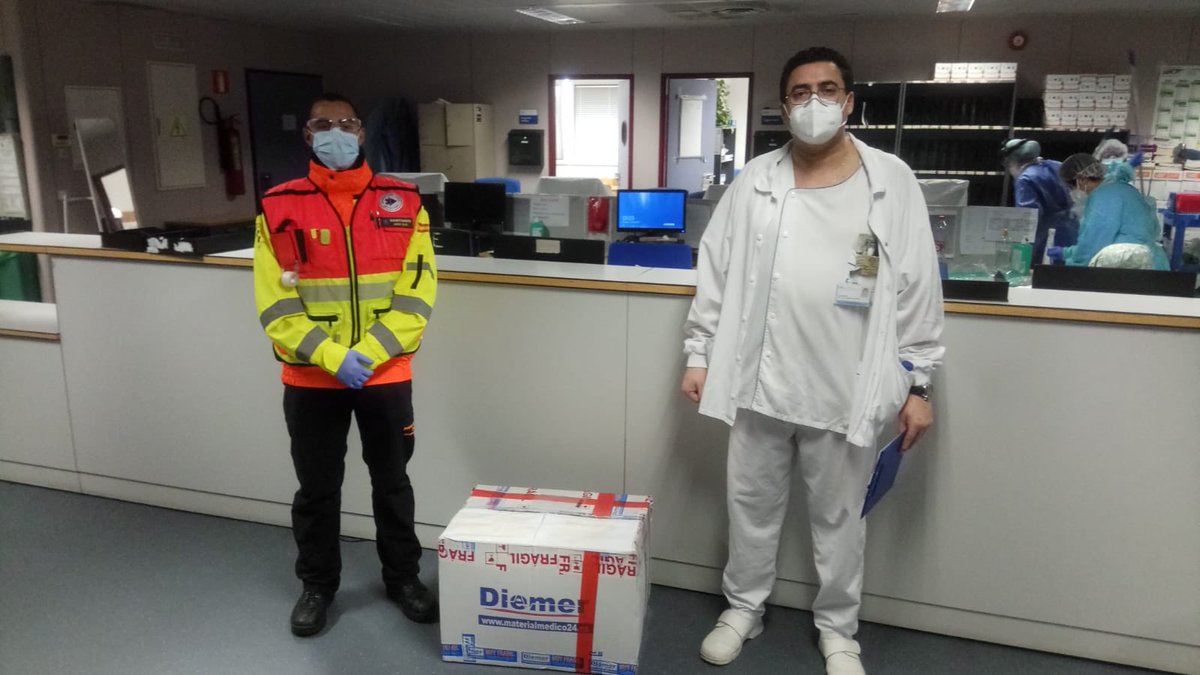 PCivil_Alcorcon's tweet photo. Hoy hemos tenido el HONOR de realizar la recogida y entrega en el #Hospital de #Alcorcón del Material Sanitario para la lucha contra el #COVID19 proviniere de la #RifaAlcorcón.
Nuevamente reconocer el éxito de la iniciativa a @OTTOalcorcon y @Hardcorcon 👏🏼👏🏼
#AlcorcónEstáContigo https://t.co/Wkw95xbTec