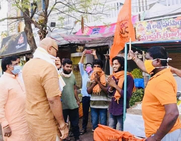 official_adv_ss's tweet photo. यह सब्जी और फल के गाडो पर धार्मिक झंडा लगा रहे हैं #BJP के #Nizamabad सांसद #D_Arvind_Kumar हैं । मुझे एक बात समझ नहीं आती कि इतनी मुश्किल दौर में यह सहाब धार्मिक झंडा लगाकर साबित क्या करना चाहते हो । https://t.co/CojVc7Q7Ld