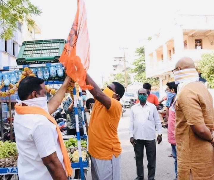 official_adv_ss's tweet photo. यह सब्जी और फल के गाडो पर धार्मिक झंडा लगा रहे हैं #BJP के #Nizamabad सांसद #D_Arvind_Kumar हैं । मुझे एक बात समझ नहीं आती कि इतनी मुश्किल दौर में यह सहाब धार्मिक झंडा लगाकर साबित क्या करना चाहते हो । https://t.co/CojVc7Q7Ld