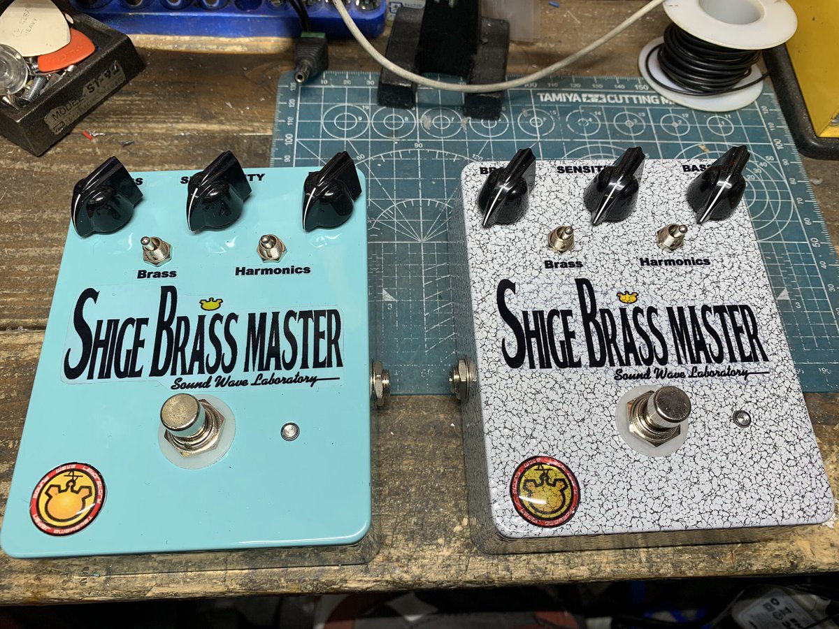 shu0044's tweet photo. 凶器系?歌ゴロシとも形容されてしまった(笑)Shige Brass Master。右は新色スノーハンマートーン、左はティファニーブルー。実は原音が良いので採用いただいてます(笑)
客注分と店置き分…
気になる方は宮地楽器さんに問い合わせてみて
#brassmaster #basseffector #fuzz #川上シゲ #澤田浩史 https://t.co/8Y4X0Q8eNx