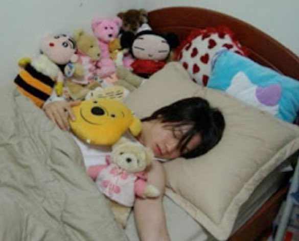 Sleepy baby Hae with toooons of plushies 